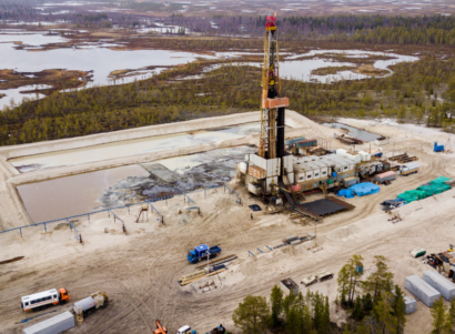 Aerial view of an oil derrick.