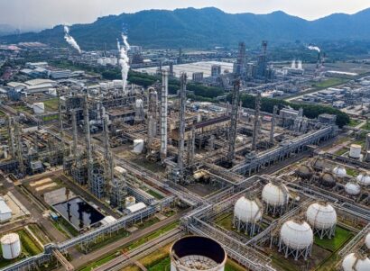 Image of an oil and gas refinery from above