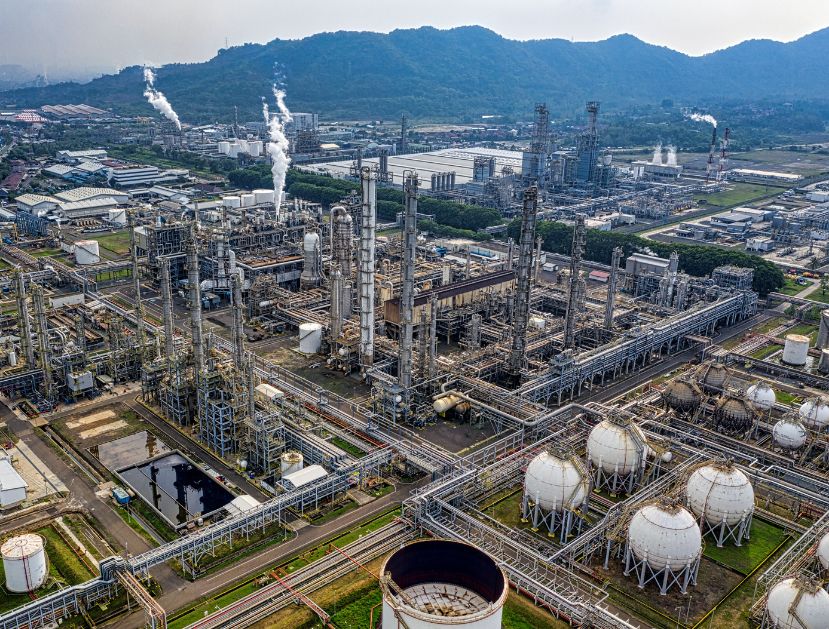 Image of an oil and gas refinery from above