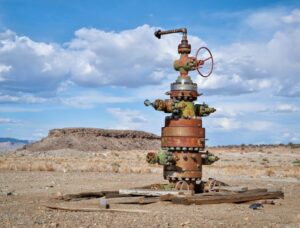 Image of an abandoned oil well