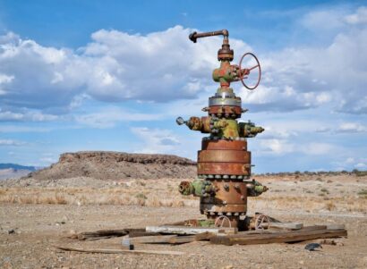Image of an abandoned oil well
