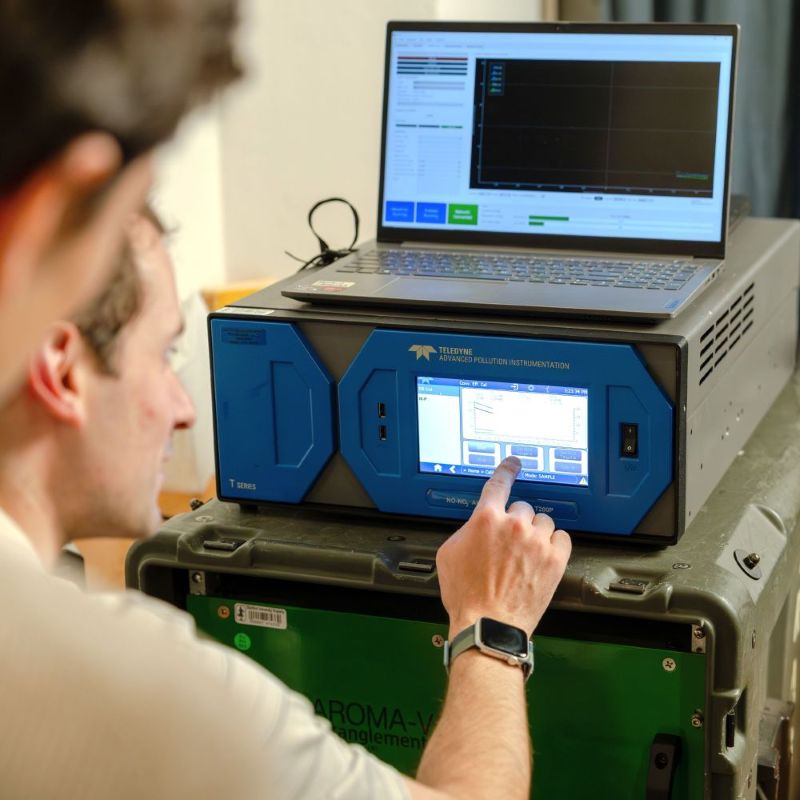 Image of scientific air quality analyzers hooked up to computers.